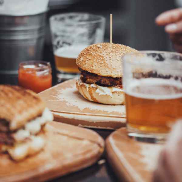 https://craftbeers.axessdata.se/wp-content/uploads/2017/05/inner_cell_burger_2.jpg